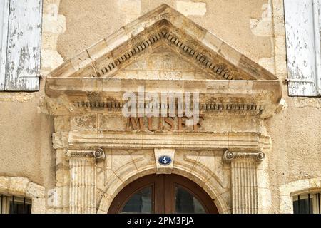 France, Gers, Auch, scène sur le chemin de Compostelle, ancienne entrée du musée Jacobins Banque D'Images