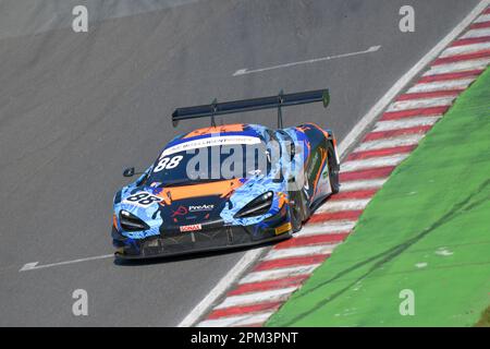 British GT Championship, 2023 Intelligent Money, circuit de course d'Oulton Park, garage 59, Alex West, Marvin Kirchhofer, McLaren 720s GT3 Evo Banque D'Images