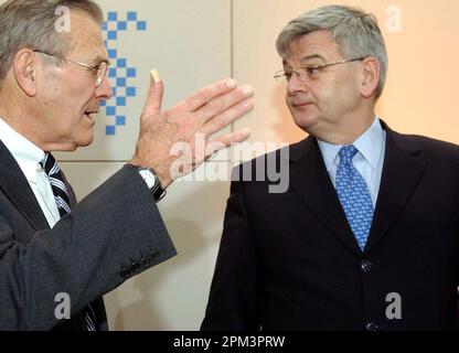 Munich, Allemagne. 08th févr. 2003. Avec sa main levée, puis U.S. Le secrétaire à la Défense, Donald Rumsfeld (l), s’entretient avec le ministre allemand des Affaires étrangères de l’époque, Joschka Fischer, au début de la Conférence internationale sur la sécurité de 39th à Munich. Fischer, porte-parole du groupe parlementaire pour l'Alliance 90/les Verts au Bundestag allemand de 1994 à 1998, et ministre des Affaires étrangères et vice-chancelier de la République fédérale d'Allemagne de 1998 à 2005, est né à Gerabronn dans le Bade-Wurtemberg sur 12 avril 1948. Credit: Matthias Schrader/dpa/Alay Live News Banque D'Images