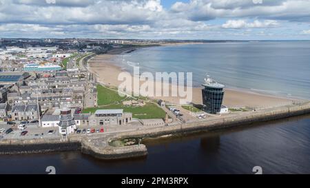 Aberdeen Harbour Scotland, zone de Footdee avec tour de contrôle Banque D'Images