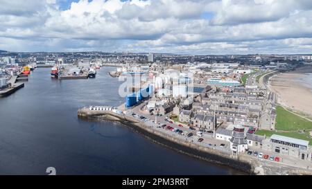 Aberdeen Harbour Scotland, zone de Footdee avec tour de contrôle Banque D'Images