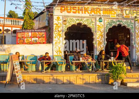 Inde, Etat du Rajasthan, Pushkar, le Pushkar Inn café au bord du lac Banque D'Images