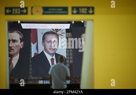 Antalya, Turquie. 11th avril 2023. Gymnastique: Championnat d'Europe, hommes, qualification à Antalya Sports Hall. Des portraits de Mustafa Kemal Atatürk (l-r), du président turc Recep Tayyip Erdogan et du ministre turc de la Jeunesse et des Sports Mehmet Kasapoglu sont suspendus au-dessus d'un stand. Credit: Marijan Murat/dpa/Alamy Live News Banque D'Images