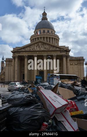 Pile de déchets devant le Panthéon à Paris, France, pendant les grèves de la réforme des retraites. 24 mars 2023. Banque D'Images