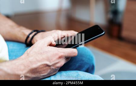 Smartphone avec écran tactile dans les mains des hommes. Banque D'Images