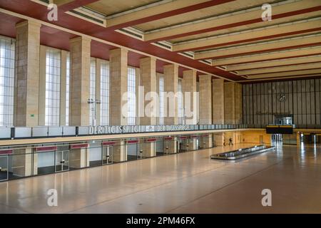 Ehemalige zentrale Abfertigungshalle, Flughafen Tempelhof, Platz der Luftbrücke, Tempelhof, Berlin, Allemagne Banque D'Images