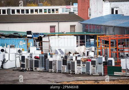 11 avril 2023, Hambourg: De nombreux appareils ménagers sont situés dans le quartier de Rothenburgsort, dans les locaux d'un revendeur à Billstraße. La rue est considérée comme le « jardin de junkyard » de Hambourg. (À dpa: 'La ville prépare le droit de premier refus pour Billstrasse') photo: Daniel Bockwoldt/dpa Banque D'Images