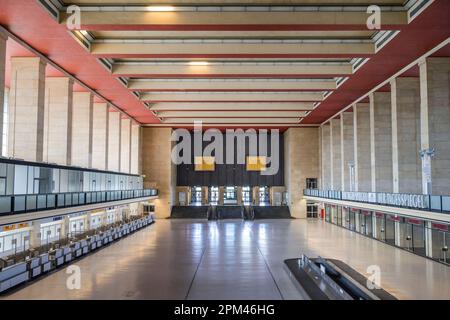 Ehemalige zentrale Abfertigungshalle, Flughafen Tempelhof, Platz der Luftbrücke, Tempelhof, Berlin, Allemagne Banque D'Images