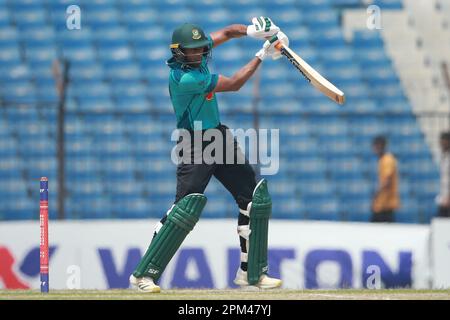 Mahmudullah chauves-souris lors du deuxième tour de la Dhaka Premier Division Cricket League 2022-23 entre le Mohammadman Sporting Club et Brother’s Union à K Banque D'Images