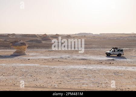 Une jeep en voiture à travers le désert blanc à Bahariya en Egypte Banque D'Images