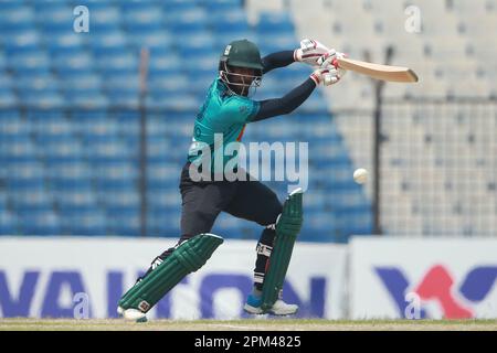 Shuvagato Home chauves-souris lors du match de deuxième tour de la Dhaka Premier Division Cricket League 2022-23 entre le Mohammaman Sporting Club et Brother’s Union a Banque D'Images