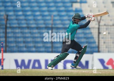 Shuvagato Home chauves-souris lors du match de deuxième tour de la Dhaka Premier Division Cricket League 2022-23 entre le Mohammaman Sporting Club et Brother’s Union a Banque D'Images