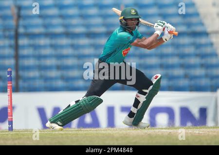 Mahmudullah chauves-souris lors du deuxième tour de la Dhaka Premier Division Cricket League 2022-23 entre le Mohammadman Sporting Club et Brother’s Union à K Banque D'Images