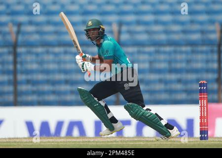 Mahmudullah chauves-souris lors du deuxième tour de la Dhaka Premier Division Cricket League 2022-23 entre le Mohammadman Sporting Club et Brother’s Union à K Banque D'Images