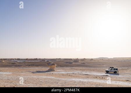 Une jeep en voiture à travers le désert blanc à Bahariya en Egypte Banque D'Images