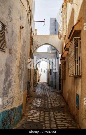 Sousse, Tunisie, 15 janvier 2023 : étroite ruelle pavée dans la vieille ville, médina, de Sousse Banque D'Images