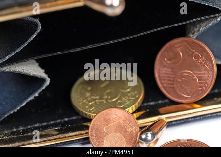 Porte-monnaie avec pièces en euros sur fond blanc Banque D'Images