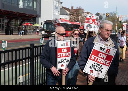 Brunswick, New Jersey, États-Unis. 11 avril 2023: Des piqueteurs et des manifestants apparaissent sur la ligne de piquetage pendant la grève des enseignants de l'Université Rutgers sur l'avenue College, sur le campus principal de l'université au Nouveau-Brunswick, dans le New Jersey. Les professeurs de Rutgers, les professeurs à temps partiel et les étudiants diplômés de l'université phare du New Jersey ont fait grève lundi, la première action de ce genre dans les 257 ans d'histoire de l'école. Crédit : ZUMA Press, Inc./Alay Live News Banque D'Images