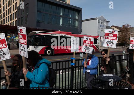 Brunswick, New Jersey, États-Unis. 11 avril 2023: Des piqueteurs et des manifestants apparaissent sur la ligne de piquetage pendant la grève des enseignants de l'Université Rutgers sur l'avenue College, sur le campus principal de l'université au Nouveau-Brunswick, dans le New Jersey. Les professeurs de Rutgers, les professeurs à temps partiel et les étudiants diplômés de l'université phare du New Jersey ont fait grève lundi, la première action de ce genre dans les 257 ans d'histoire de l'école. Crédit : ZUMA Press, Inc./Alay Live News Banque D'Images