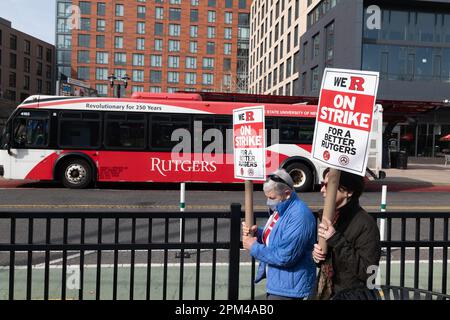 Brunswick, New Jersey, États-Unis. 11 avril 2023: Des piqueteurs et des manifestants apparaissent sur la ligne de piquetage pendant la grève des enseignants de l'Université Rutgers sur l'avenue College, sur le campus principal de l'université au Nouveau-Brunswick, dans le New Jersey. Les professeurs de Rutgers, les professeurs à temps partiel et les étudiants diplômés de l'université phare du New Jersey ont fait grève lundi, la première action de ce genre dans les 257 ans d'histoire de l'école. Crédit : ZUMA Press, Inc./Alay Live News Banque D'Images