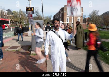 Brunswick, New Jersey, États-Unis. 11 avril 2023: Des piqueteurs et des manifestants apparaissent sur la ligne de piquetage pendant la grève des enseignants de l'Université Rutgers sur l'avenue College, sur le campus principal de l'université au Nouveau-Brunswick, dans le New Jersey. Les professeurs de Rutgers, les professeurs à temps partiel et les étudiants diplômés de l'université phare du New Jersey ont fait grève lundi, la première action de ce genre dans les 257 ans d'histoire de l'école. Crédit : ZUMA Press, Inc./Alay Live News Banque D'Images