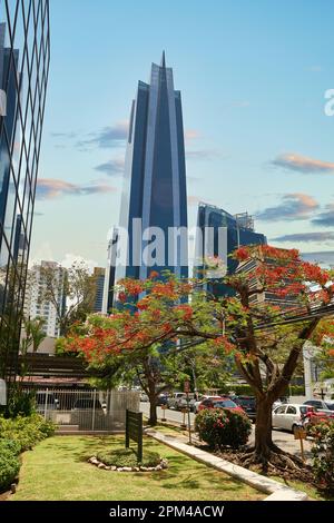 11-05-2016, Soho Mall Tower et El Tornillo Building, Panama City, République de Panama, Amérique centrale. Banque D'Images