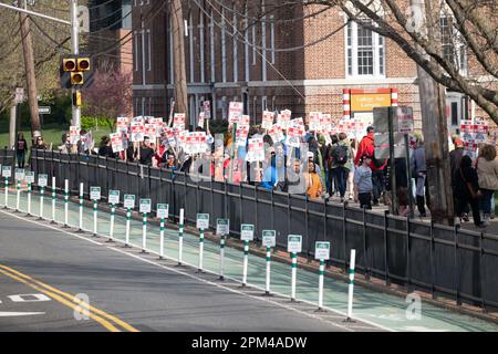 Brunswick, New Jersey, États-Unis. 11 avril 2023: Des piqueteurs et des manifestants apparaissent sur la ligne de piquetage pendant la grève des enseignants de l'Université Rutgers sur l'avenue College, sur le campus principal de l'université au Nouveau-Brunswick, dans le New Jersey. Les professeurs de Rutgers, les professeurs à temps partiel et les étudiants diplômés de l'université phare du New Jersey ont fait grève lundi, la première action de ce genre dans les 257 ans d'histoire de l'école. Crédit : ZUMA Press, Inc./Alay Live News Banque D'Images