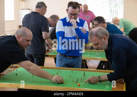 Les membres de l’Association des joueurs de football de la Table Subbuteo participent à un tournoi en utilisant les personnages originaux du premier jeu inventé en 1947 Banque D'Images