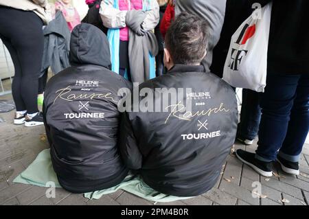 Hambourg, Allemagne. 11th avril 2023. Les fans d'Helene Fischer attendent à l'extérieur de la Barclays Arena pour l'admission. Dans la soirée, la chanteuse Helene Fischer commence sa tournée 'Rausch' avec le premier des cinq concerts de Hambourg. Le chanteur a dû reporter le départ de la tournée à Brême et le concert à Cologne en raison d'une fracture de la côte. Credit: Marcus Brandt/dpa/Alay Live News Banque D'Images