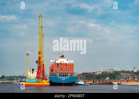Manaus, Brésil - 04 décembre 2015: Maersk Bartolomeu dias cargo navire dans le port, copier l'espace. Banque D'Images