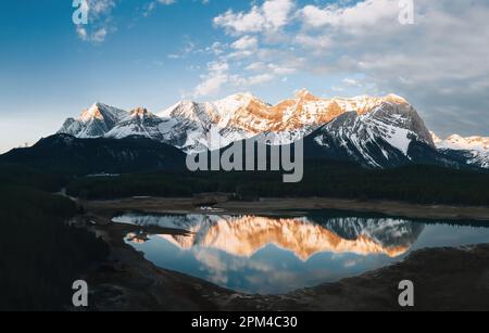 Drone aérien du lac Kananaskis inférieur image de la chaîne Kananaskis. parc provincial peter lougheed. Montagnes Rocheuses canadiennes. Couleurs lever et coucher de soleil. Banque D'Images