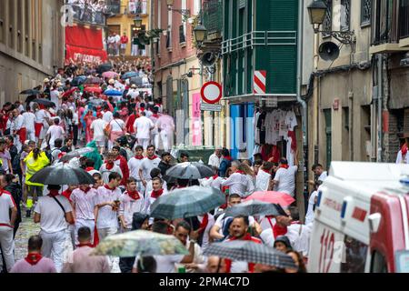 PAMPELUNE, Espagne - 04 juillet 2022: Des milliers de personnes se sont rassemblées dans les rues de Pampelune pour célébrer El Chupinazo, l'inauguration du SAN FERMIN Banque D'Images