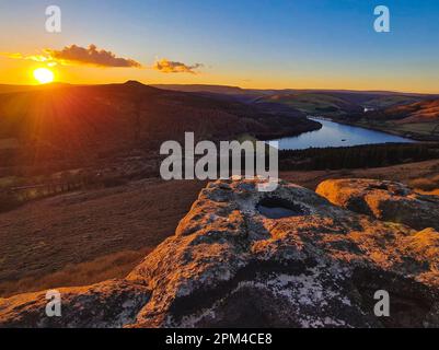 Capturer la beauté de Bamford Edge au coucher du soleil : une vue époustouflante Banque D'Images