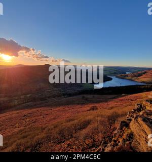 Capturer la beauté de Bamford Edge au coucher du soleil : une vue époustouflante Banque D'Images