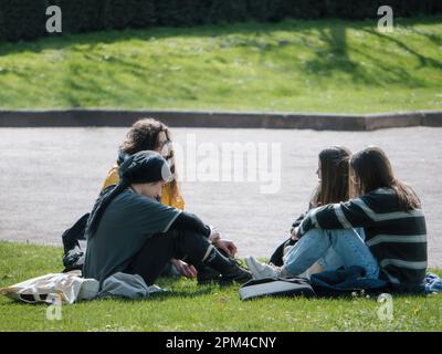Strasbourg, France - 29 mars 2023 : un groupe de jeunes adultes qui profitent d'une journée ensoleillée dans le Parc de la république, Strasbourg. Le paysage vert offre la toile de fond idéale pour des promenades et des amitiés tranquilles. Banque D'Images
