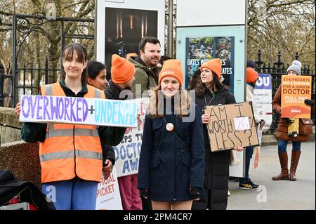 Londres, Royaume-Uni. Ligne de piquet de l'hôpital St Thomas. Les jeunes médecins commencent leur grève de quatre jours sur le salaire et les conditions. La grève des membres de la British Medical Association pourrait entraîner le report de 350 000 nominations et opérations du NHS. Crédit : michael melia/Alay Live News Banque D'Images