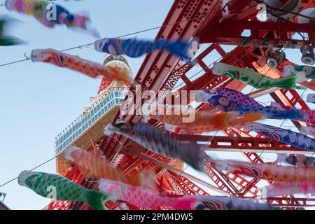 Tokyo, Japon. 9th avril 2023. Certains des 333 banderoles Koinobori, ou Carp, exposés à la Tour de Tokyo avant la célébration de la Journée des enfants. La journée des enfants est une fête nationale au Japon célébrée sur 5 mai. A l'origine, un jour pour souhaiter aux enfants de sexe masculin le bonheur et la santé, c'est maintenant un jour pour célébrer tous les enfants. À cette époque de l'année, les Koinobori traditionnels (drapeaux de carpe ou banderoles) sont transportés depuis les maisons, chaque drapeau représentant un membre de la famille. (Credit image: © Damon Coulter/SOPA Images via ZUMA Press Wire) USAGE ÉDITORIAL SEULEMENT! Non destiné À un usage commercial ! Banque D'Images