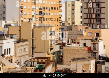 Grands bâtiments et appartements à Almeria une ville sur la côte méditerranéenne en Andalousie sud de l'Espagne. Banque D'Images