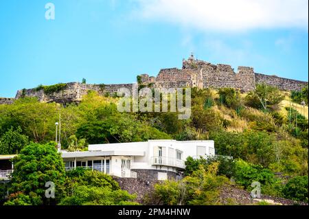 Marigot, ville de Saint Martin depuis fort Louis dans les Caraïbes. Banque D'Images