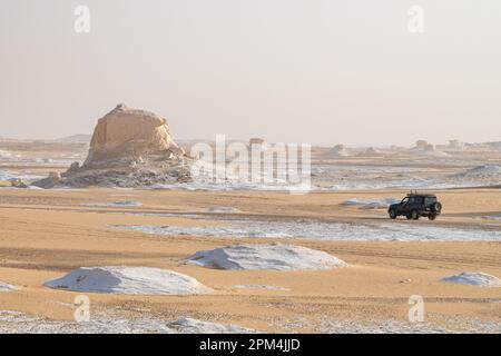 Une jeep en voiture à travers le désert blanc à Bahariya en Egypte Banque D'Images