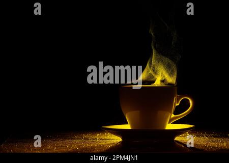 Un mug avec une boisson chaude et de la vapeur bouclés se lève, illuminé en rouge-jaune, orange sur fond noir, espace de copie, créatif, silhouette. Matin Banque D'Images