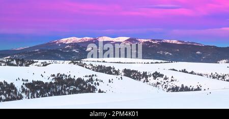 panorama d'un ciel avant l'aube sur les montagnes et les contreforts saphir en hiver près de philipsburg, montana Banque D'Images