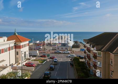 Hastings Pier de White Rock Gardens, Hastings, East Sussex, Angleterre, avec le White Rock Theatre en premier plan Banque D'Images