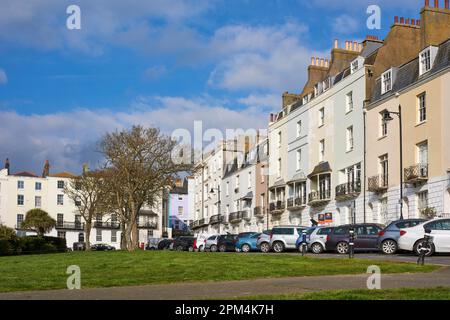 Maisons géorgiennes en terrasse à Wellington Square, centre de Hastings, East Sussex, Royaume-Uni Banque D'Images