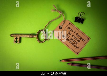 N'oubliez pas de venir travailler lundi. Clé avec étiquette de prix. Banque D'Images