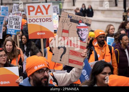 Le premier de leurs quatre jours d'action industrielle nationale, frappant les médecins juniors marche à travers Westminster, le 11th avril 2023, à Londres, en Angleterre. La sortie des membres de la British Medical Association est la première d'un arrêt de quatre jours en vue d'une augmentation de salaire de 35%. Banque D'Images