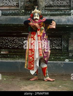 Indonésie. Bali. Danseur masqué à l'extérieur du temple. Banque D'Images