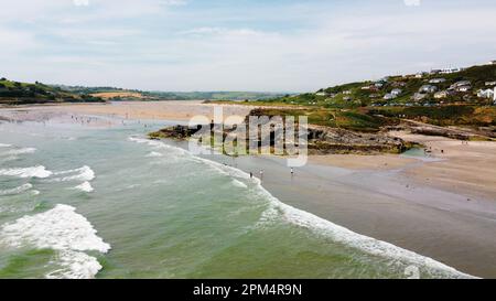 Vue de dessus d'une falaise côtière sur la côte atlantique de l'Irlande. Pointe de la Vierge Marie. Île d'Inchydoney. Plage Pavillon bleu. Banque D'Images