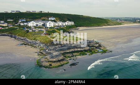 Vue de dessus d'une falaise côtière sur la côte atlantique de l'Irlande. Pointe de la Vierge Marie. Inchydoney est une petite île au large de West Cork. Plage Pavillon bleu. Banque D'Images