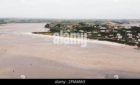 Vue De Dessus D un Grand Village Avec Des Petites Maisons Une For t vue-de-dessus-d-un-grand-village-avec-des-petites-maisons-une-for-t